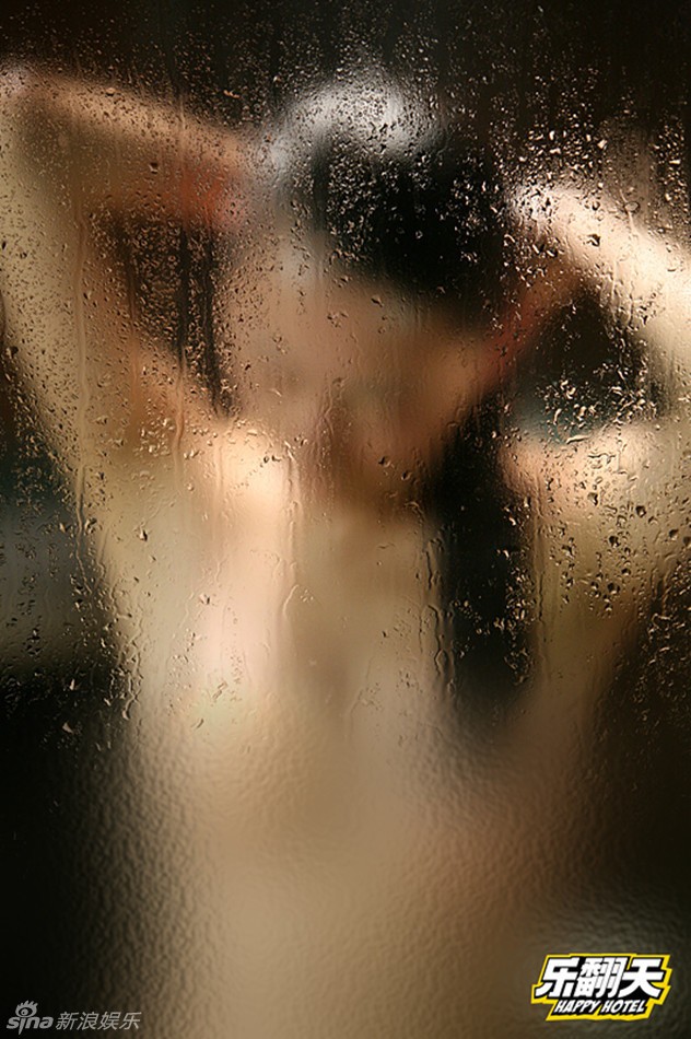 Trong phim, Đồng Địch đã thực hiện những cảnh tắm đẹp tuyệt đẹp, khiến không ít khán giả phải trầm trồ khen ngợi thân hình hoàn hảo của thiếu nữ 23 tuổi.